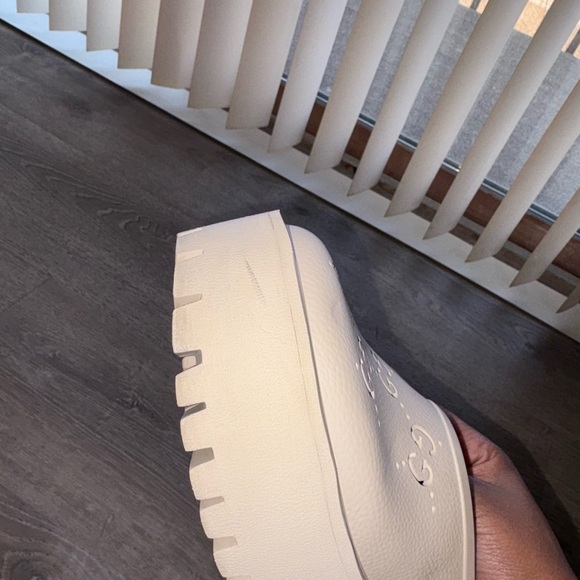 Gucci Cream Slide Sandals - Picture 10 of 11